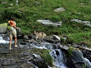 12 Guado del terzo ruscello carico d'acqua...meglio a piedi nudi